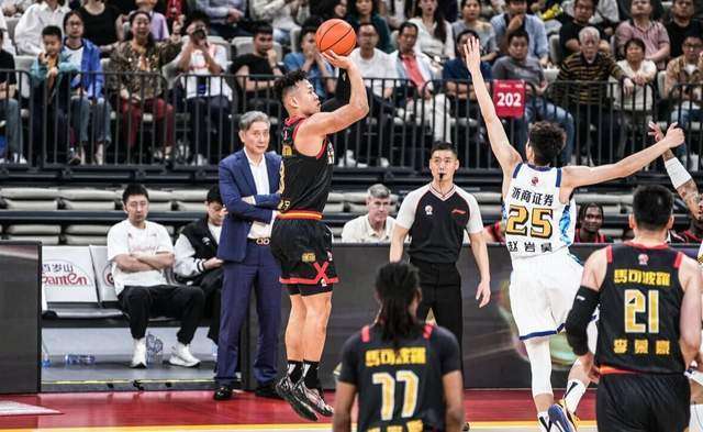  突破瓶颈的心理跃迁：从边缘人到领袖的进阶之路 情感心理