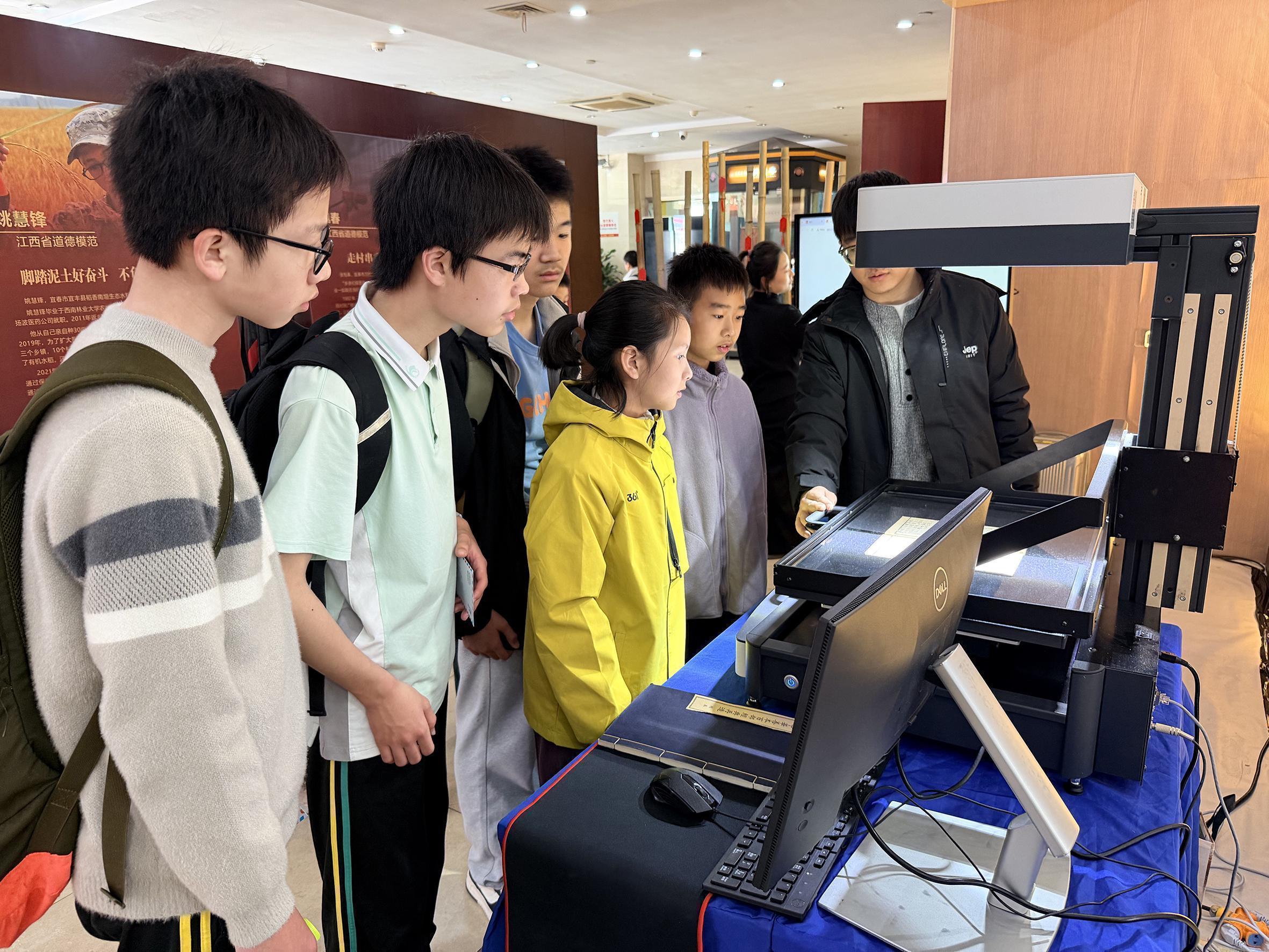  当夜幕降临，书灯为你而亮：一座城的阅读温度 文化旅游